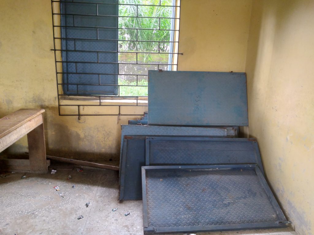 heap-of-broken-metal-windows-at-the-renovated-block-of-six-6-classrooms-at-ice-centre-sapele-photo-by-sunday-elom-1-1024x768-9344666